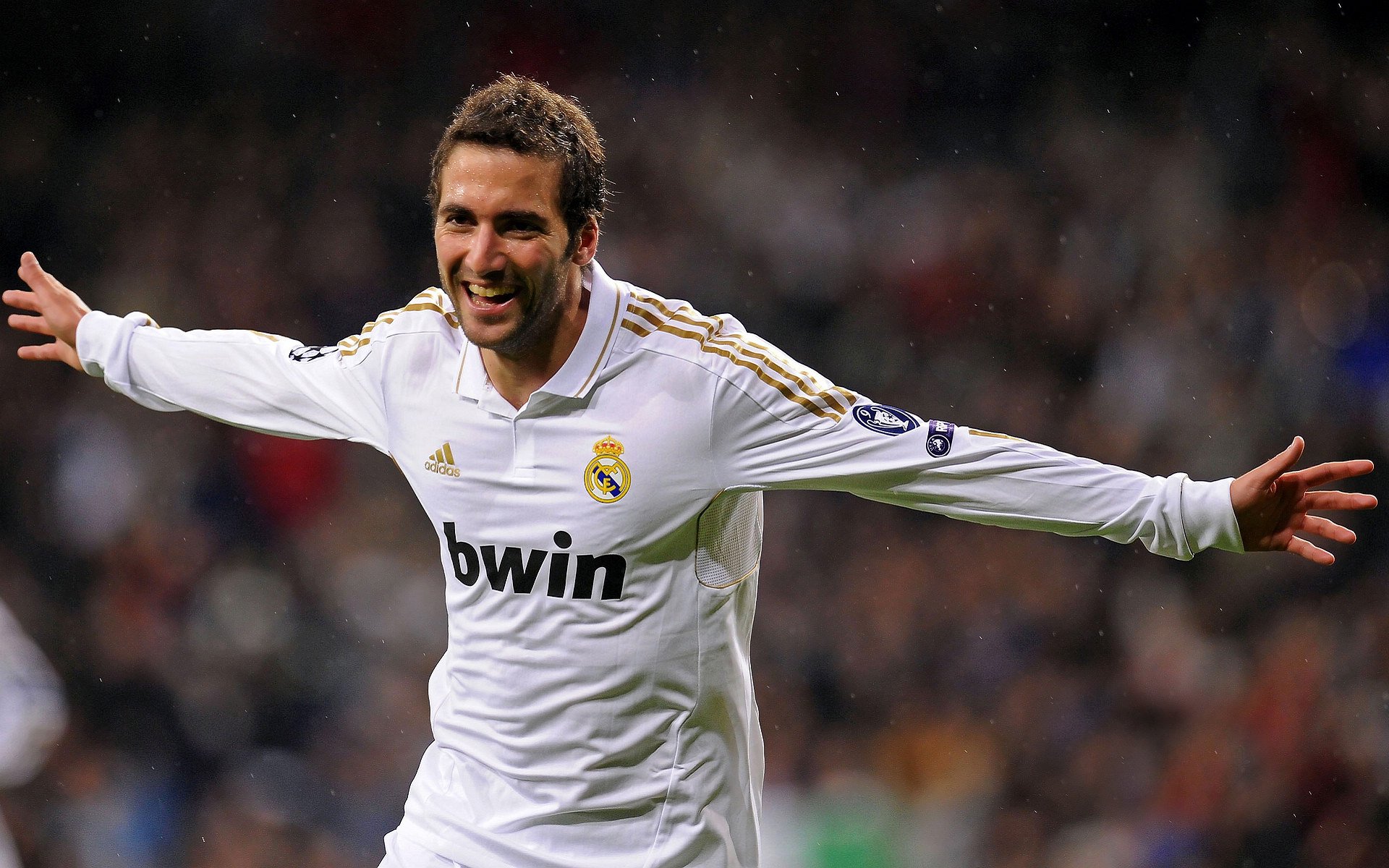 电竞产业融资活跃，推动赛事规模持续扩大，电竞产业规模及金额